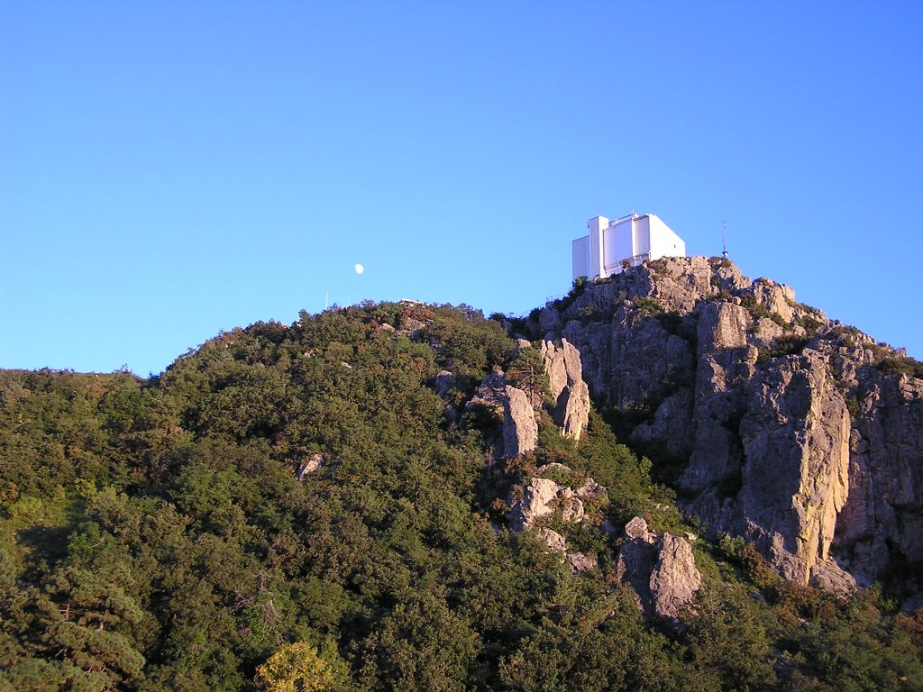 The dome of the 6m MMT (part of the Fred Lawrence Whipple Observatory) on Mt Hopkins in Arizona, USA. Next to it the moon is rising.