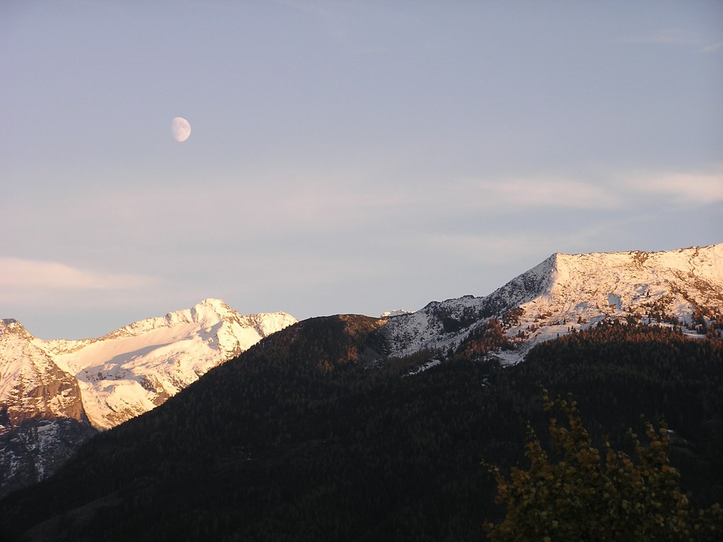Looking east from the Stubnerkogel to the mountains on the other side of the Gastein Valley (Austria). The first snow already settled on the mountain tops by the end of October.
